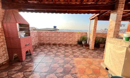 Terreno com 3 casas independentes, ideal para investimento ou moradia familiar!