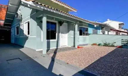 Linda casa ampla e bem localizada no bairro Madri em Palhoça SC, 3 quartos, bom terreno