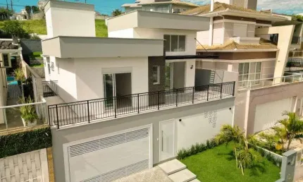 Residência de alto padrão construtivo, em um dos melhores bairros da Grande Florianópolis SC