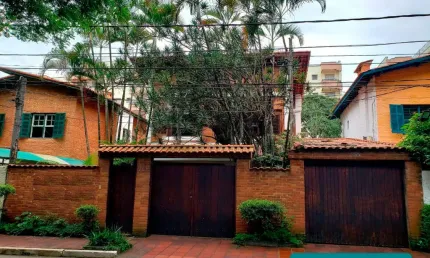 Imagine viver neste oásis de 495m² em uma rua tranquila da vila mariana, a apenas 700m do shopping santa cruz! ✨