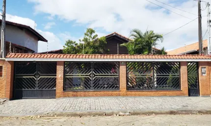 Casa em Peruíbe com 3 Quartos 1 Suíte. 150 metros do mar