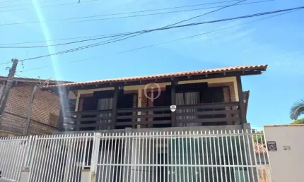 Sobrado com piscina no centro de balneário piçarras/sc.