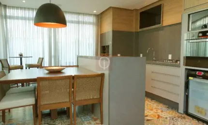 Apartamento amplo semimobiliado em Balneário Camboriú em Santa Catarina.