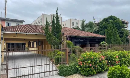 Casa no bairro Santo Antônio, 150m da rua Blumenau.