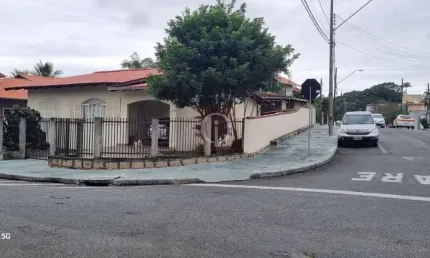 Casa semimobiliada de esquina no bairro saguaçu em joinville/sc.