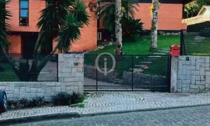 Esta deslumbrante residência está disponível para você! Com 500m² construídos e um terreno amplo de 964m², esta é a propriedade dos seus sonhos !