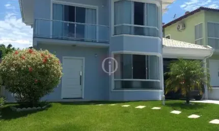 Excelente residência em um condomínio fechado, localizado a apenas 250 metros do mar.