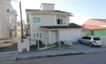 Casa com 4 quartos para alugar na Rua Trieste, 180, Pagani, Palhoça, 200 m2 por R$ 8.500