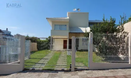 Casa com 3 quartos para alugar na Rua Santos Lostada, 133, Coqueiros, Florianópolis, 174 m2 por R$ 6.900
