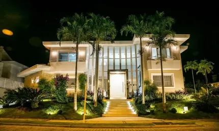 Casa em Alto Padrão, 5 dormitórios, sendo 4 Suítes, 6 garagens- Jurerê Internacional