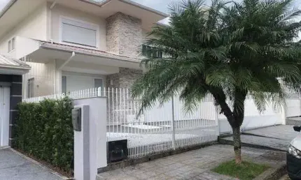 Casa alto padrão com 3 andares, suíte master e 2 demi-suíte Ponta de Baixo
