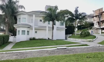 Casa à venda em condomínio no Cacupé com 5 dormitórios, sendo 4 suítes por R$ 3,700.000,00!