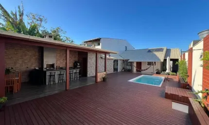 Casa térrea com piscina, energia solar e área gourmet em Forquilhinhas