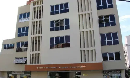 Loja comercial térrea com sobreloja, 2 vagas de garagens- Trindade