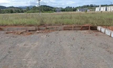 Sobrado 3 dormitórios sendo 1 suíte no Sertão do Maruim