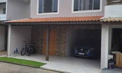 Sobrado em Condomínio Fechado no Centro de Balneário Camboriú – 4 Dormitórios, Piscina