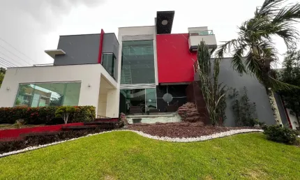 Casa de Alto Padrão com 4 Suítes / Condomínio Tapajos - Financia