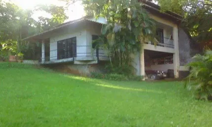 EXCELENTE CASA DE CAMPO 2/4 COM SUÍTE, MOBILIADA COM ÁREA GOURMET PRIVATIVA EM CONDOMÍNIO