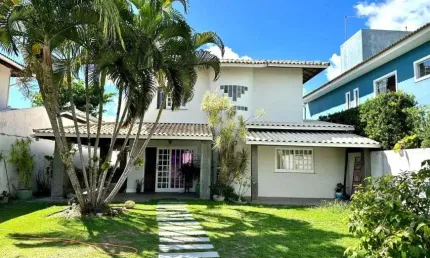 Sobrado para venda tem 224 metros quadrados com 4 quartos em Busca Vida (Abrantes) - Camaçari - BA
