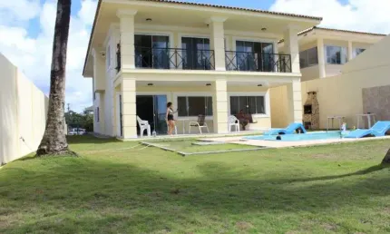 Casa em Vilas do Atlântico, em frente ao mar com 2 andares. São quartos, sendo 5 suítes