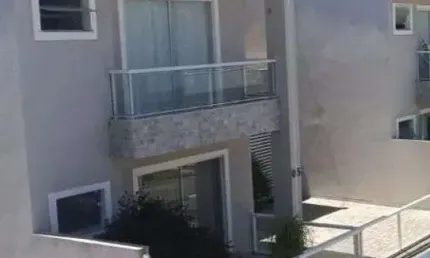 Imóvel para venda possui 156 metros quadrados com 3 quartos em Buraquinho - Lauro de Freitas - BA