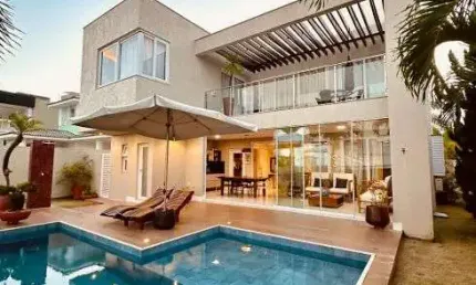 Excelente casa com arquitetura moderna com 306 m2 com 4/4 em Alphaville L. Norte - Camaçari