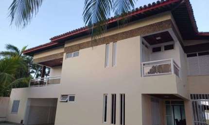 Excelente casa em Vilas do Atlântico a 200m da praia com 640 m2 de área construída e 1087m2 de área