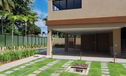Localização privilegiada em Buraquinho, perto da praia, escolas, supermercados e fácil acesso à Estrada do Coco