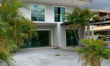 Casa em condomínio fechado – 4 suítes, segurança 24h