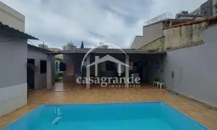 Casa com 8 quartos à venda no Santa Mônica, Uberlândia  por R$ 900.000