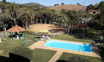 Granja com 05 quartos sendo 1 suíte para venda no bairro Cedofeita em Matias Barbosa