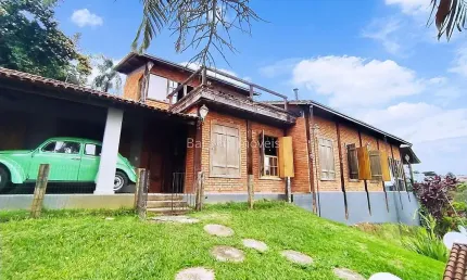 Maravilhosa Casa 3 quartos sendo 1 suíte a venda no Condomínio Parque Jardim da Serra em Juiz de Fora