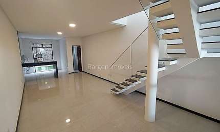 Maravilhosa casa duplex com 3 quartos sendo 1 suíte a venda no Bairro Aeroporto em Juiz de Fora