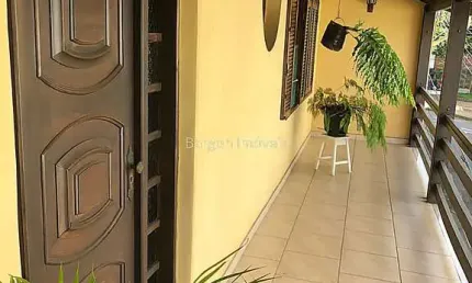Casa triplex com 6 quartos sendo 1 suíte a venda no Centro de Juiz de Fora