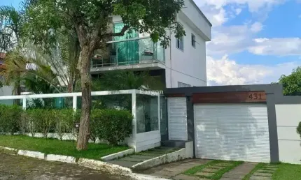 Casa triplex com 3 quartos sendo 2 suítes e 4 vagas de garagems a venda em Condomínio Fechado no Bairro Parque Jardim da Serra em Juiz de Fora