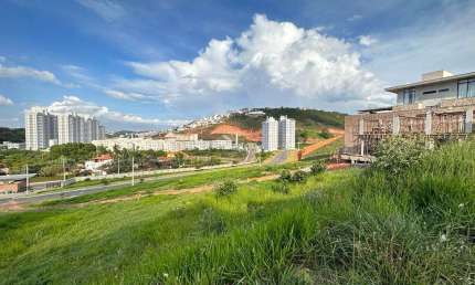 Lote com 438m² a venda no Condomínio Reserva São Pedro em Juiz de Fora