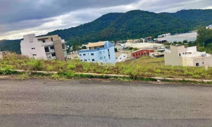 Lote em declive com 607 metros quadrados a venda no Bairro Jardim São João em Juiz de Fora