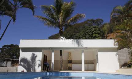 Casa linear com 4 quartos sendo 2 suítes à venda no Condomínio Parque Jardim da Serra em Juiz de Fora