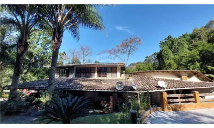 Casa aconchegante à venda no Camorim, colada ao Parque Estadual da Pedra Branca.