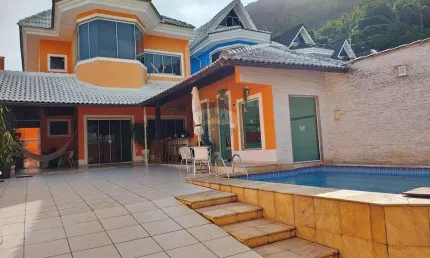 Casa com 4 quartos, 264m2, à venda por R$ 749.000, no Camorim.