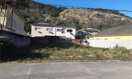 Vende dois Terrenos total de 360m2 num excelente condomínio em Vargem Grande.