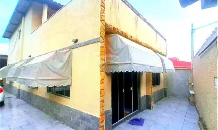 Imóvel a venda com duas casas na rua dos biólogos na taquara .
