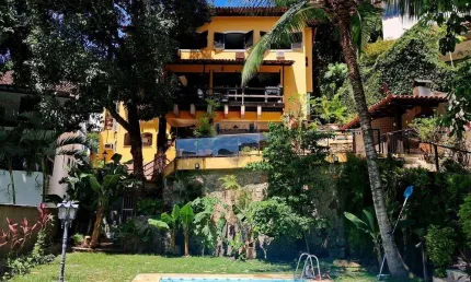 Espetacular Casa à Venda na Gávea, com 357 m², 6 quartos, salão de jogos e piscina num lindo jardim