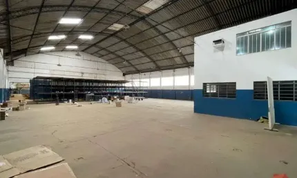 Pavilhão/galpão para alugar de frente para a rodovia anhanguera, em araras/sp.