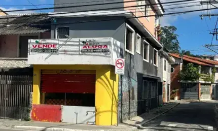 Salão comercial no piso térreo, no piso superior com 4 salas / dormitórios