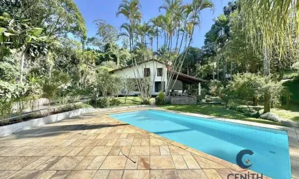 Linda Casa com suítes + LOFT hóspedes e piscina no Algarve por R$ 1.950 mil