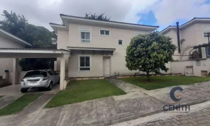 Incrível Casa com 4 dorms/2sts, livings integrados, lareira!