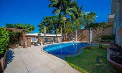 Incrível Casa com 4 suítes, 385 m² no coração da Granja Viana!