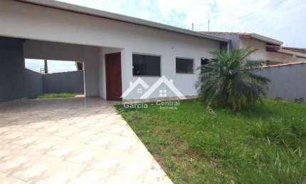 Casa térrea em Peruíbe com 2 quartos, sendo 1 suíte e quintal para lazer