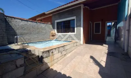 Casa com 3 quartos e área de lazer com Piscina em Peruíbe